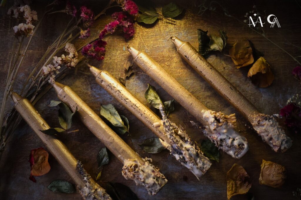 VELAS CON ACABADO EN DORADO